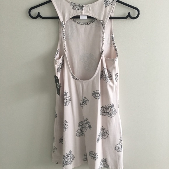 Pink floral patterned dress with open back. - Picture 2 of 4